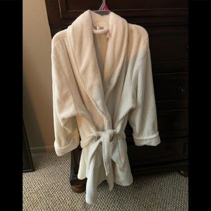 Women’s robe off white size 2X/3X comfy and warm.